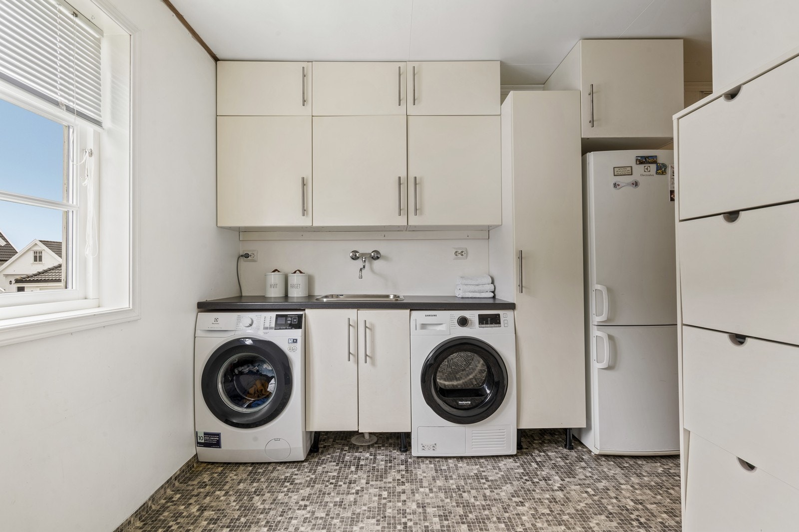Praktisk vaskerom av god størrelse og kjekk innredning. Bi-inngang er perfekt for familier. Galleribilde