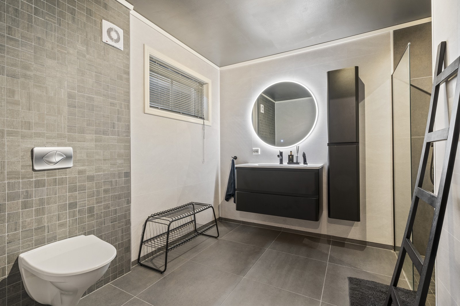 Nyere oppusset bad i kjelleretasjen(ca.2022). Fine detaljer med mosaikkfliser på toalettvegg, fliser på gulv og baderomsplater på resterende vegger. Galleribilde