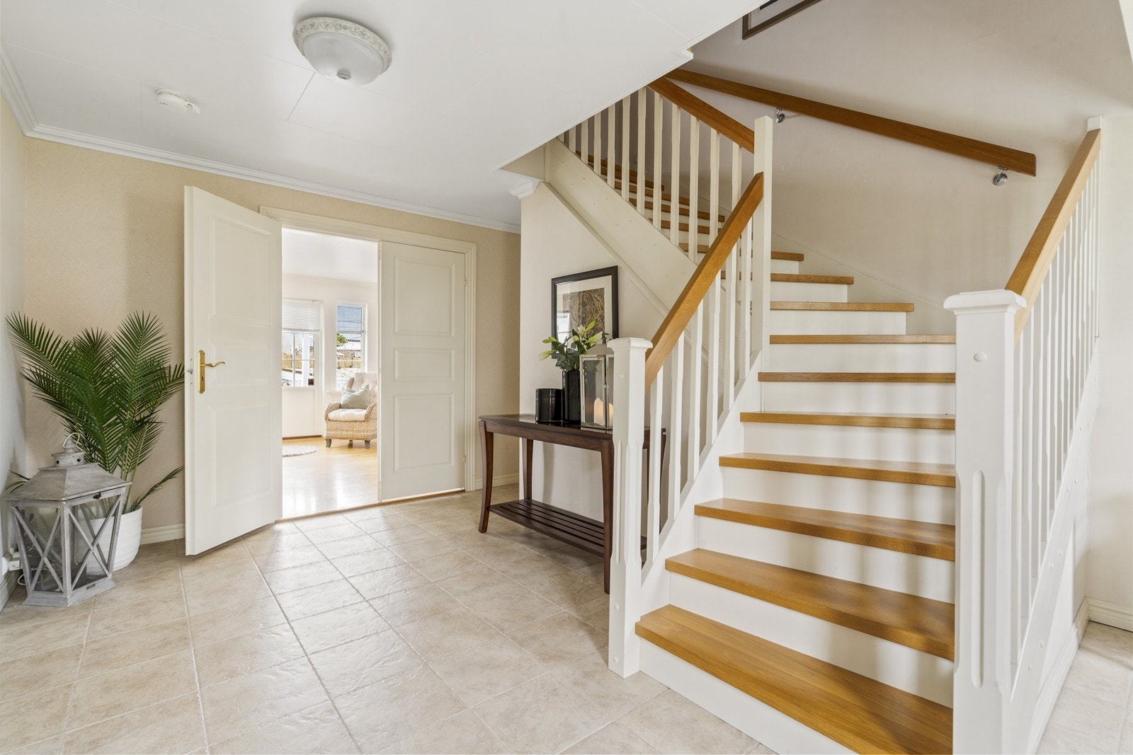 Franske dører inn mot allrom/kjøkken gir et herskapelig preg. Galleribilde