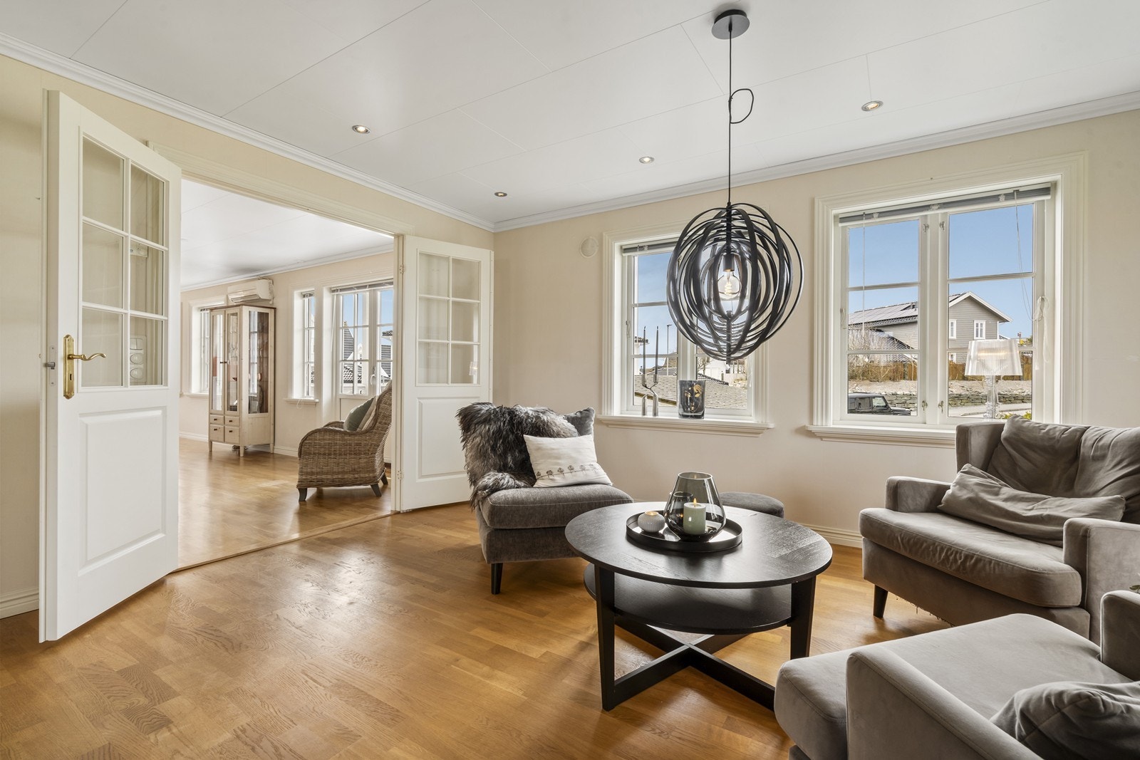 Her har man mulighet til å lukke dørene om man ønsker. Dobble franske dører med glassfelt i øvre halvdel mellom allrom/kjøkken og finstue. Galleribilde