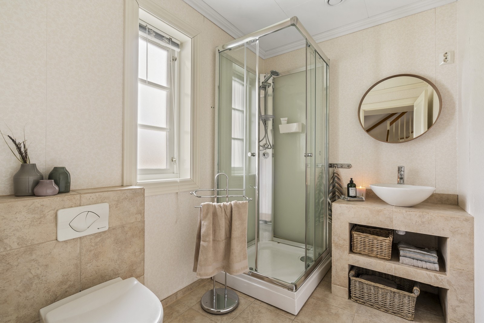 Bad i hovedetasjen er utført i meget flotte detaljer. Flislagt toalettkasse, plassbygd flislagt servantskap og fliser på gulv. Galleribilde