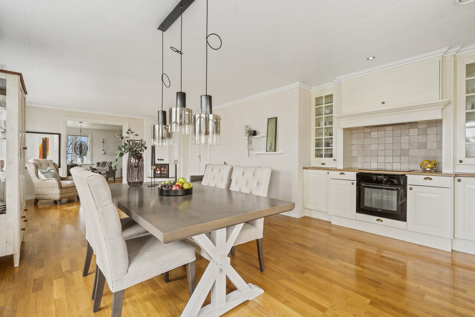 Boligens planløsning er meget praktisk og tilrettelagt for at storfamilien kan trives. Åpen løsning fra allrommet til "finstuen/tv stuen". Galleribilde