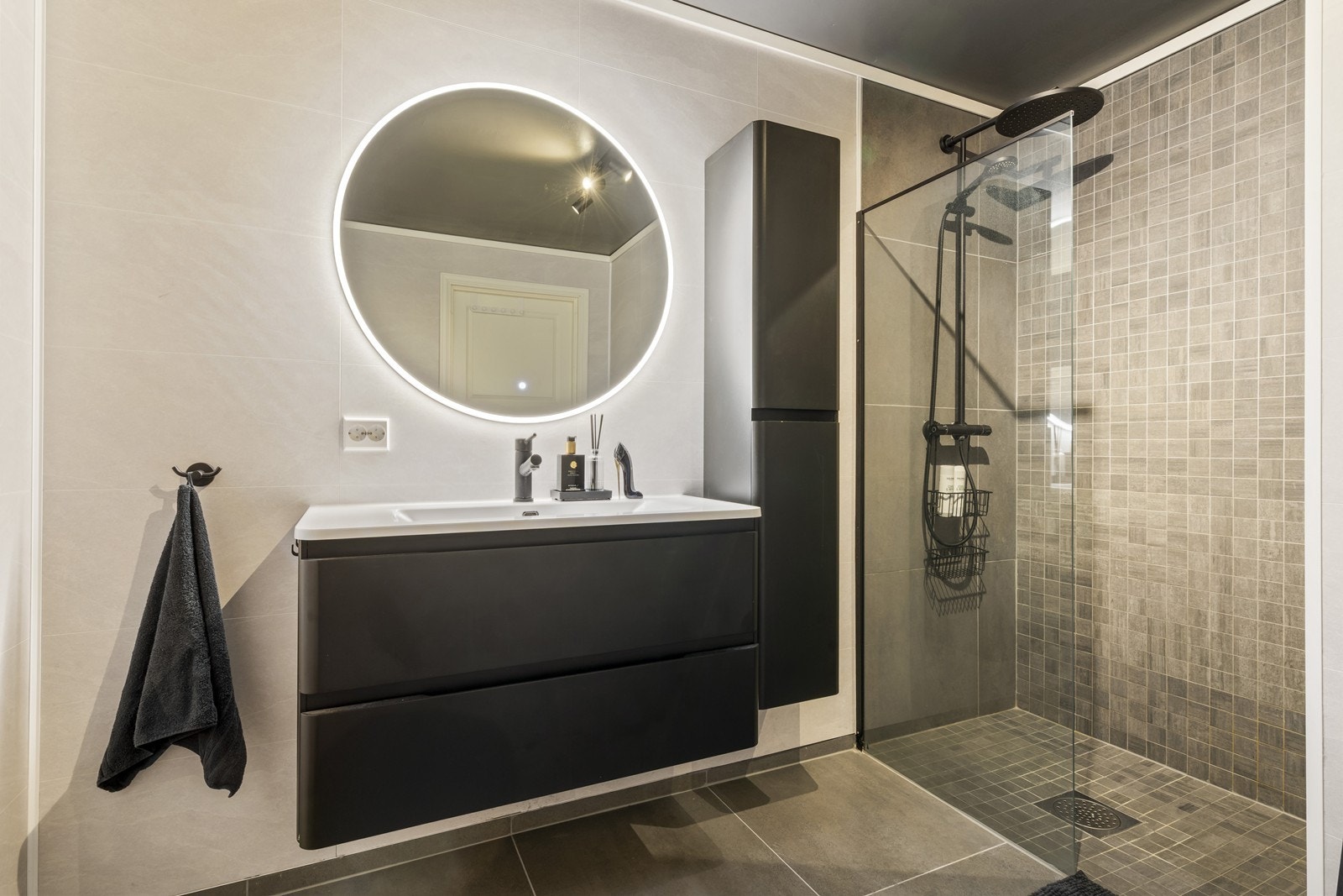 Deilig dusjhjørne med glassvegg og pene mosaikk fliser og fliser i dusjsonen. Moderne baderomsinnredning. Galleribilde