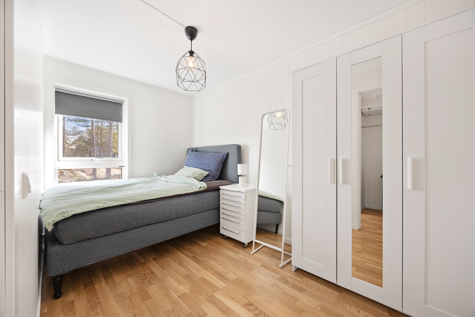 Soverom av god størrelse, og med tilhørende garderobeskap. Galleribilde