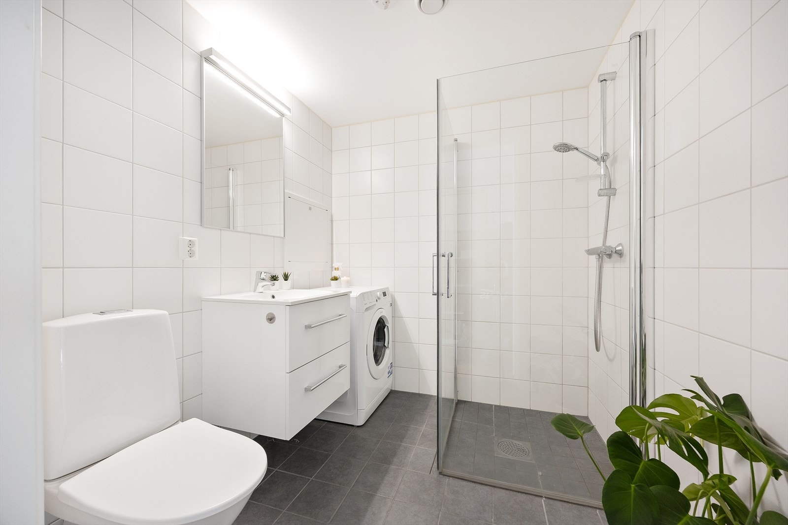 Fint flislagt bad med gulvvarme. Galleribilde