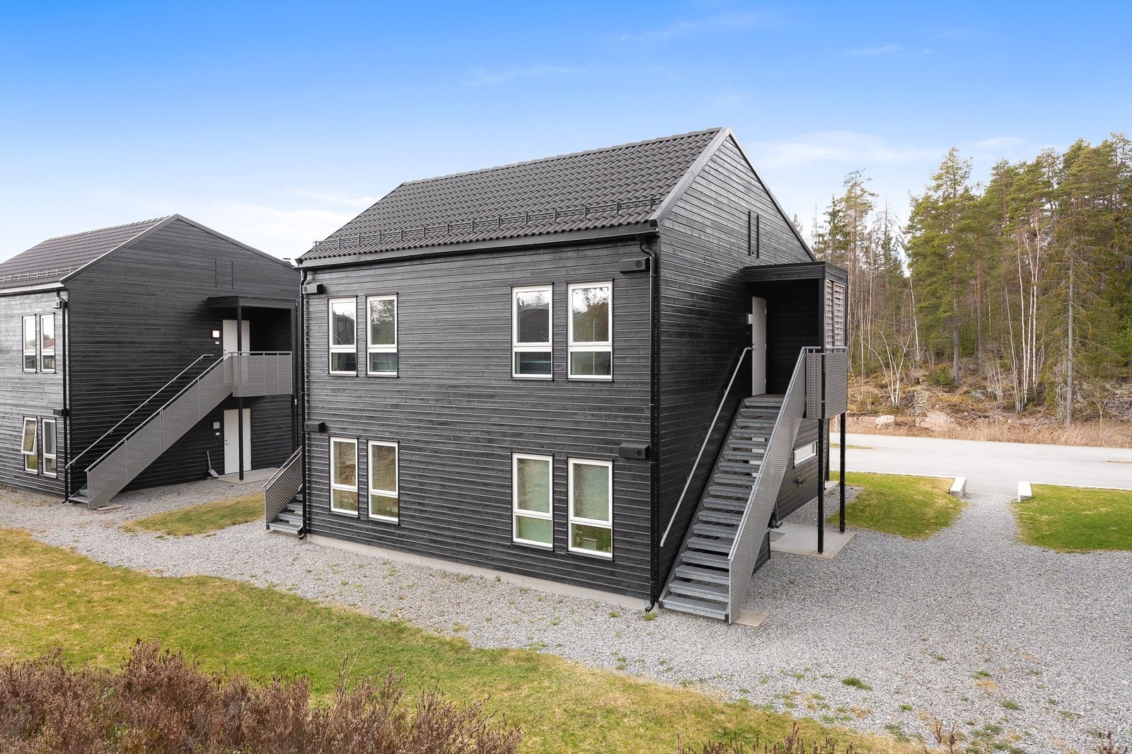 Det er adkomst til leiligheten fra utvendig trapp. Felles parkeringsplass for sameiet i tilknytning boligene. Galleribilde