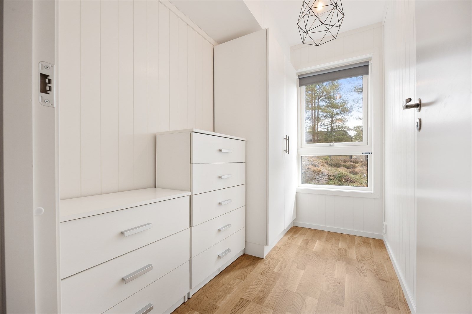 Bod/kontor med plass til garderobeinnredning. Galleribilde