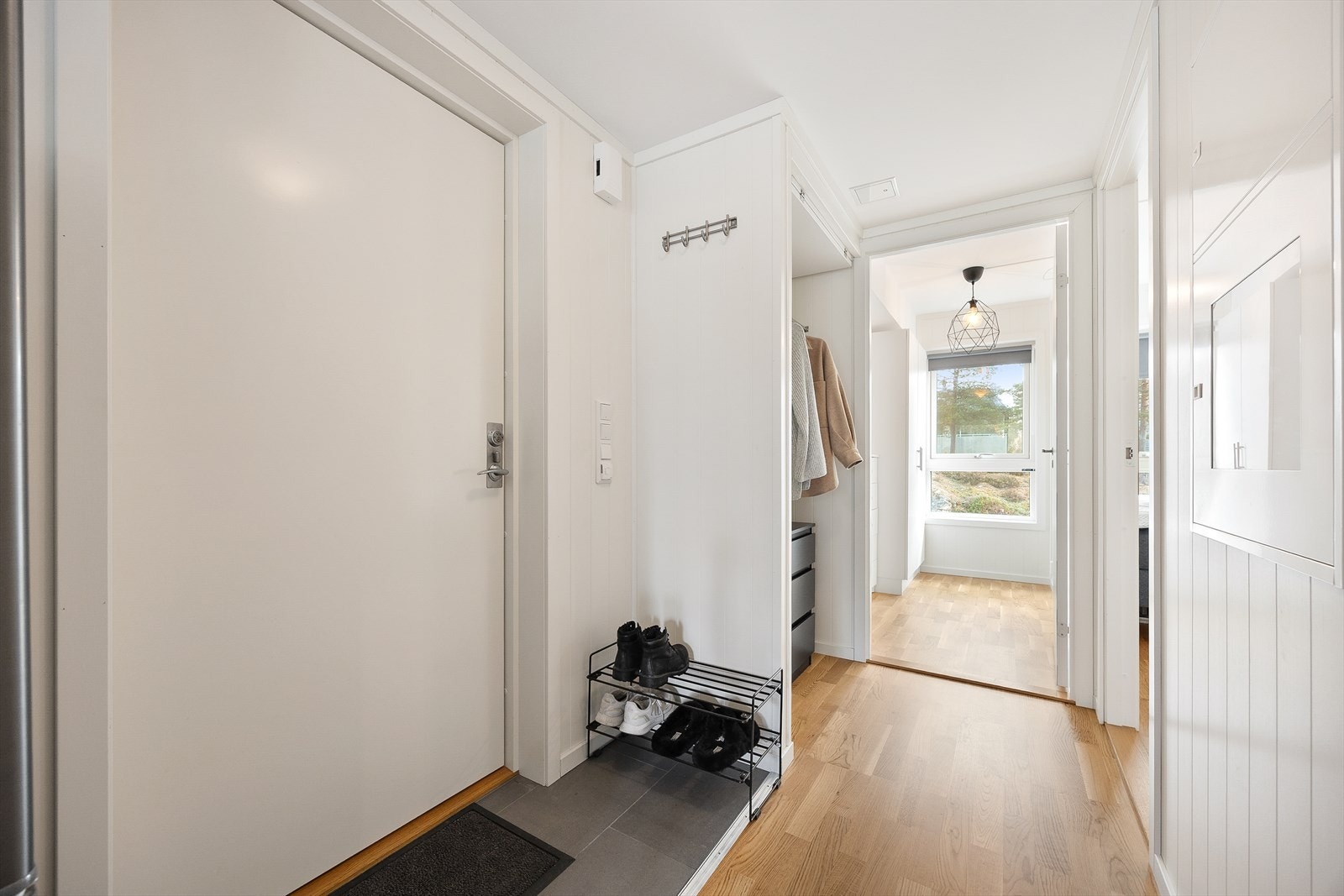 Gang med plass til å henge fra seg yttertøyet. Galleribilde