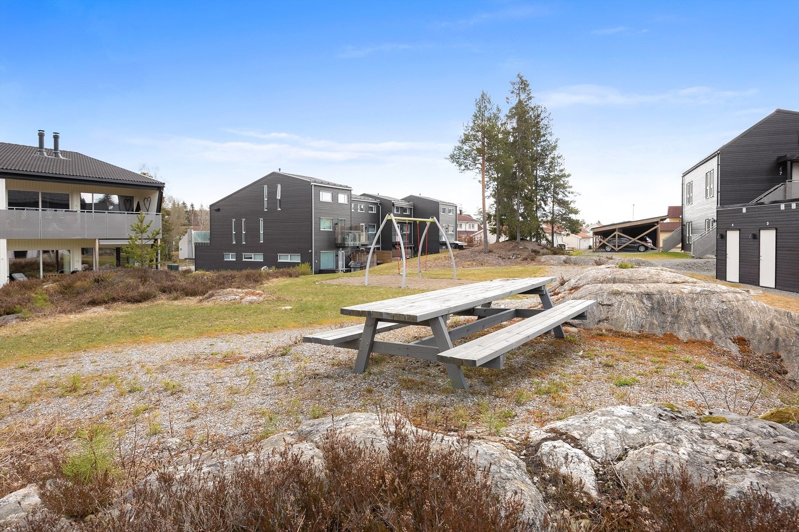 Fine fellesområder med lekeplass og sittegrupper. Galleribilde