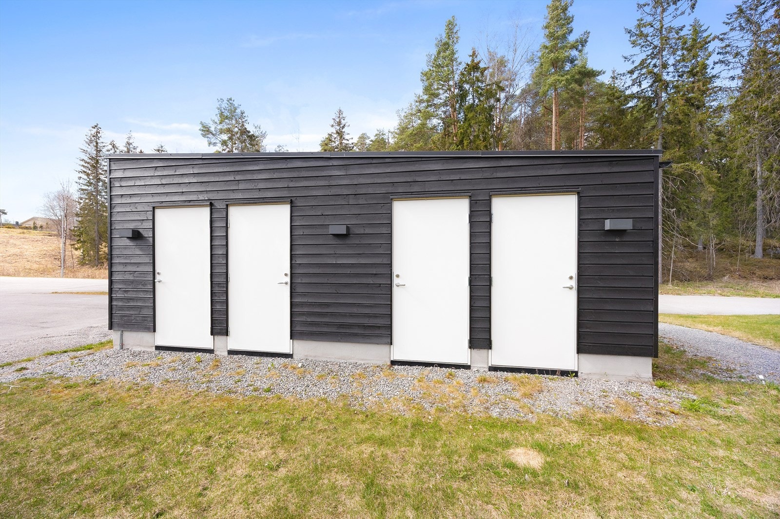 Det medfølger en utebod i bodhus. Galleribilde