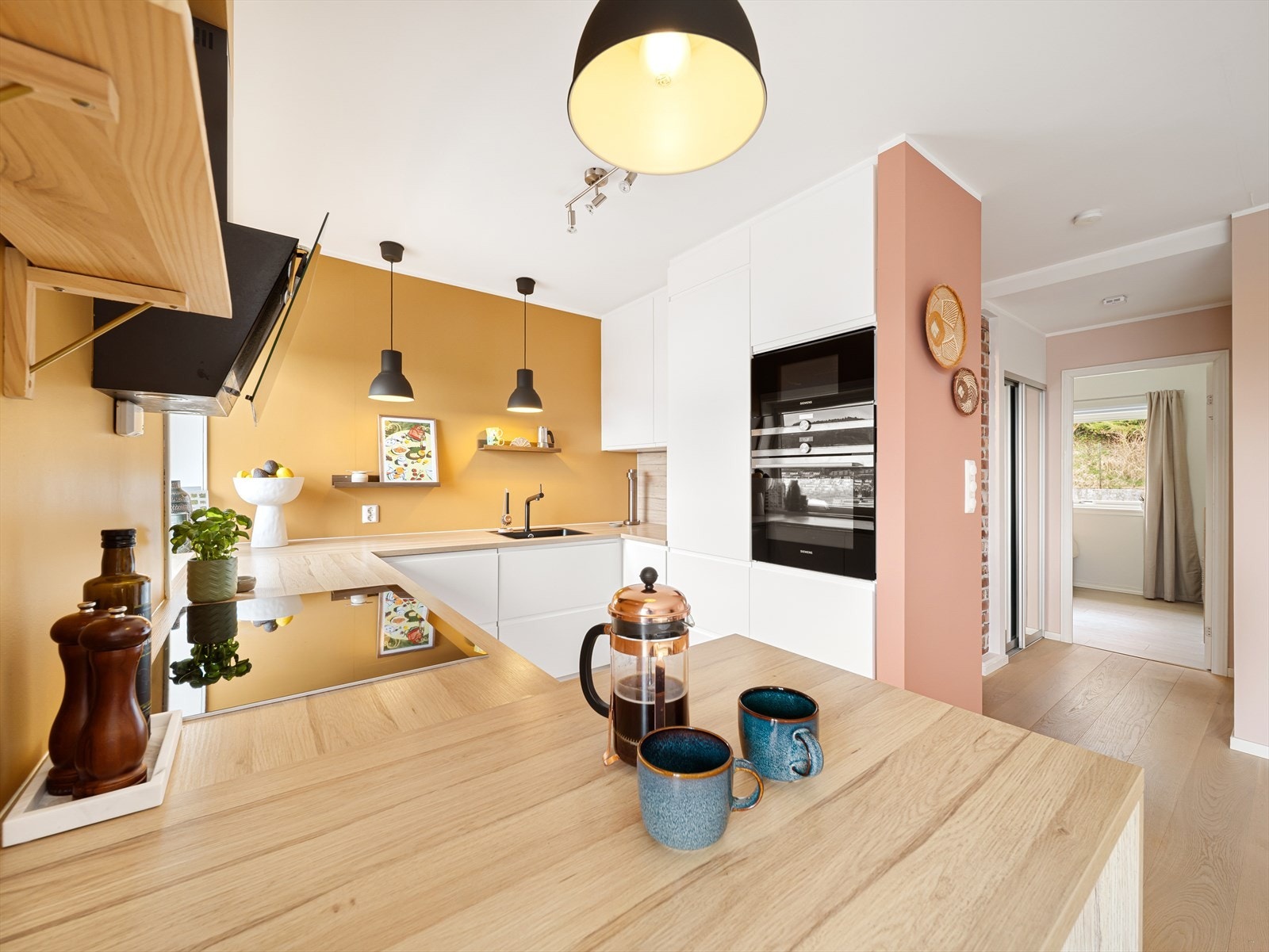 Kjøkkenet, som også er fra 2017, er pent med hvite Ikea skuffer med integrerte håndtak og laminat benkeplate Galleribilde