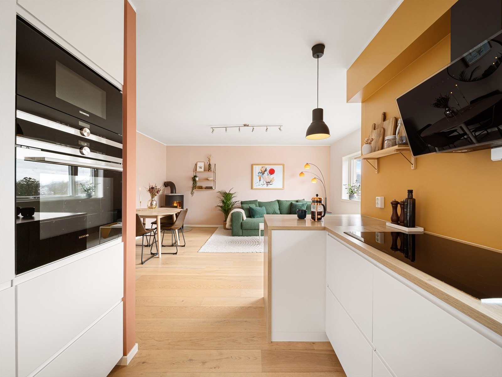 Den sosiale stue- og kjøkkenløsningen gir en naturlig romfølelse Galleribilde