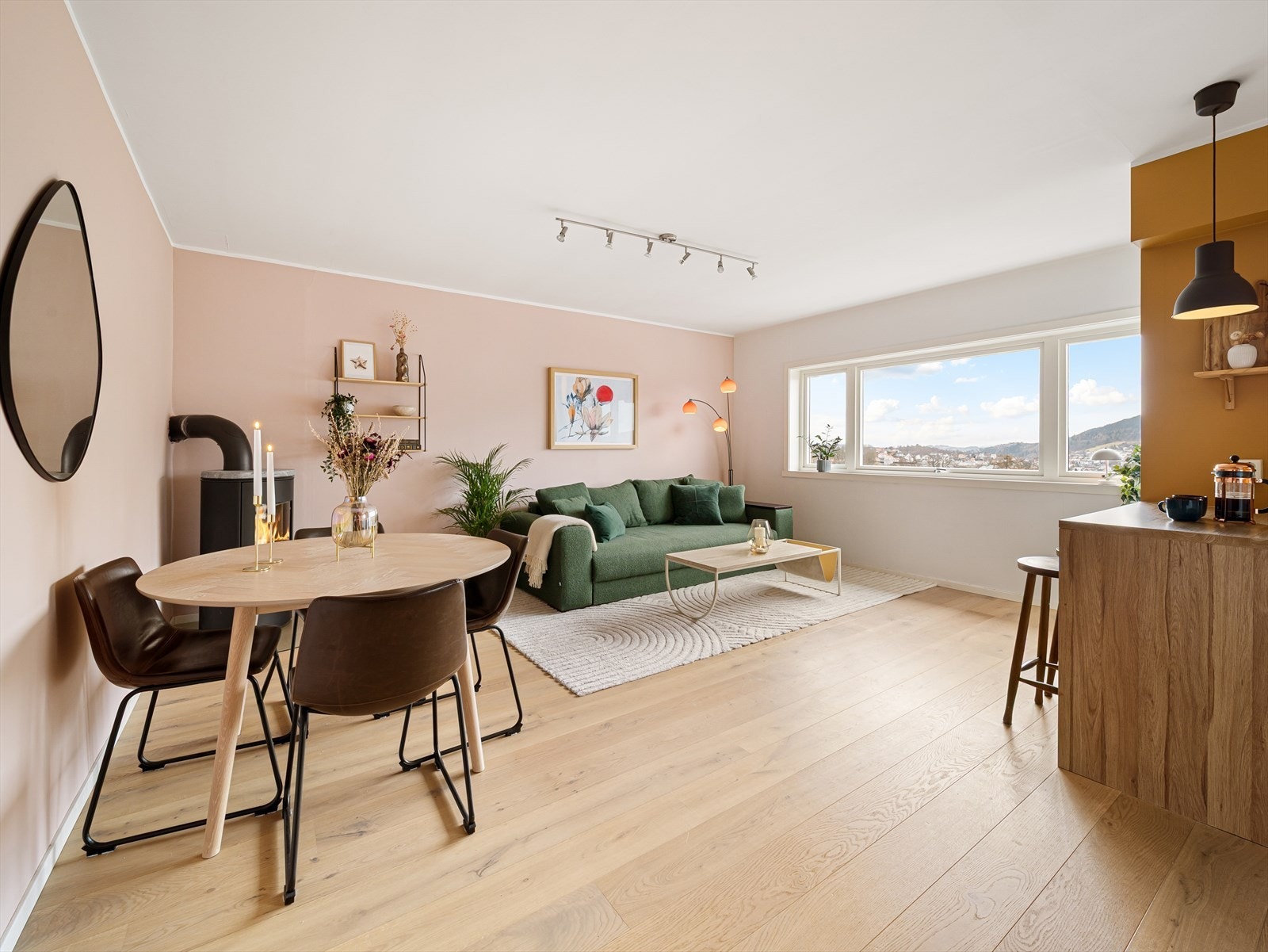 Flott 3-roms med fantastiske sol- og utsiktsforhold, vestvendt altan og peis Galleribilde