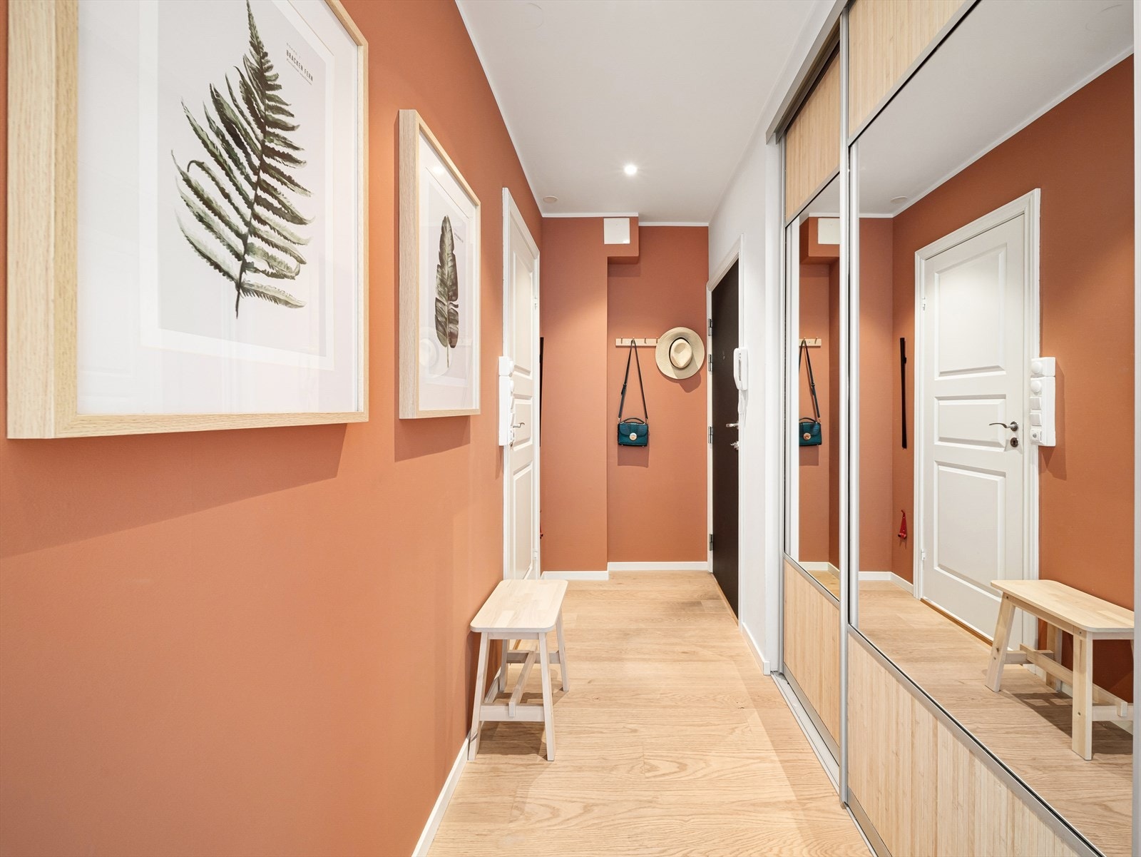 Entréen er lys og romslig, og har en skyvedørsgarderobe med god plass til oppbevaring av sko og yttertøy Galleribilde