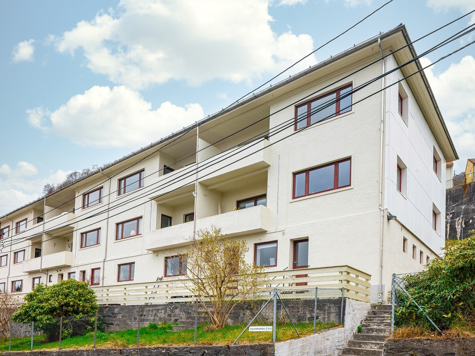 Leiligheten har en flott beliggenhet i 2. etasje av bygget, høyt og fint plassert i Vognstølbakken på Landås Galleribilde