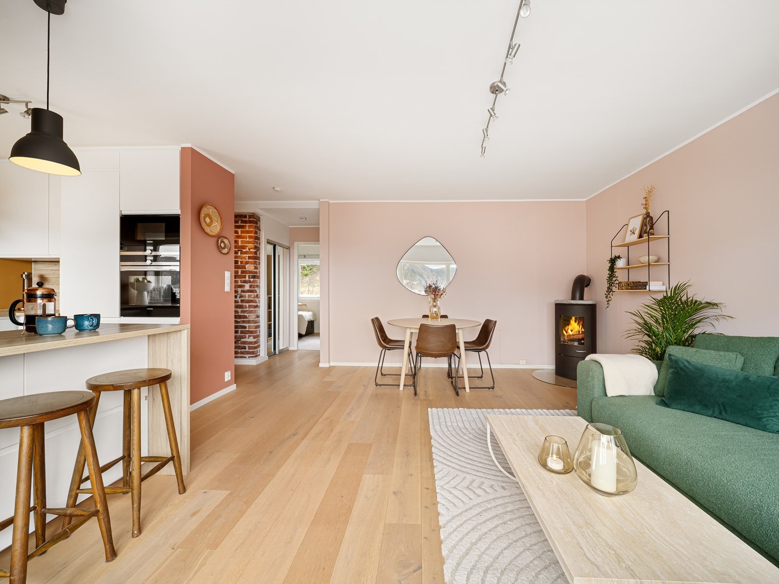 Den lyse 1-stavs eikeparketten er gjennomgående i hele leiligheten Galleribilde