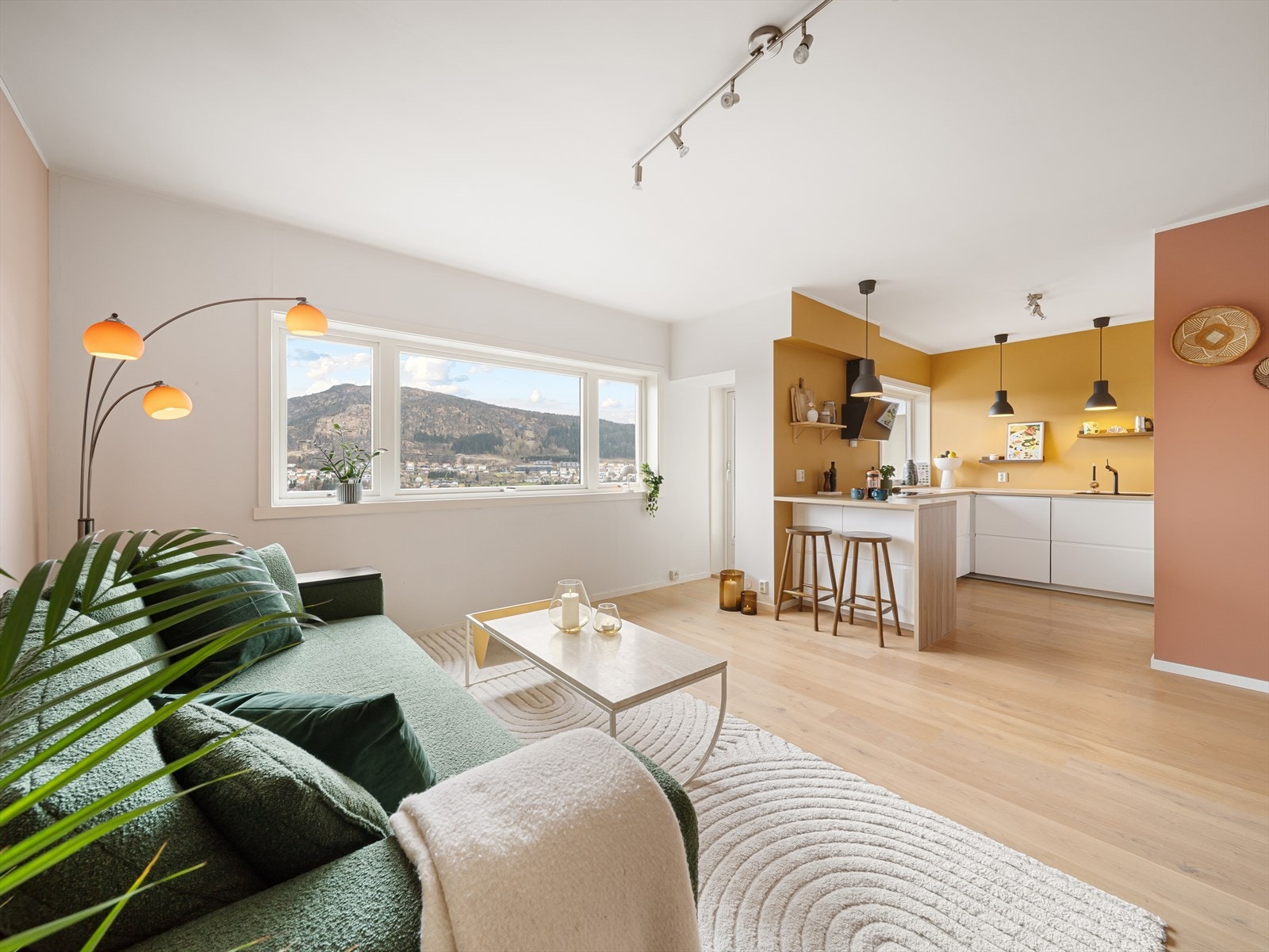 Når du entrer stuen, vil du umiddelbart bli imponert over de store vindusflatene som slipper inn rikelig med naturlig lys og gir en fantastisk utsikt Galleribilde