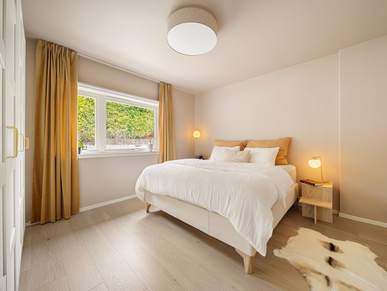 Hovedsoverommet måler ca. 14,1 m² og har plass til dobbeltseng med tilhørende nattbord og garderobeskap Galleribilde