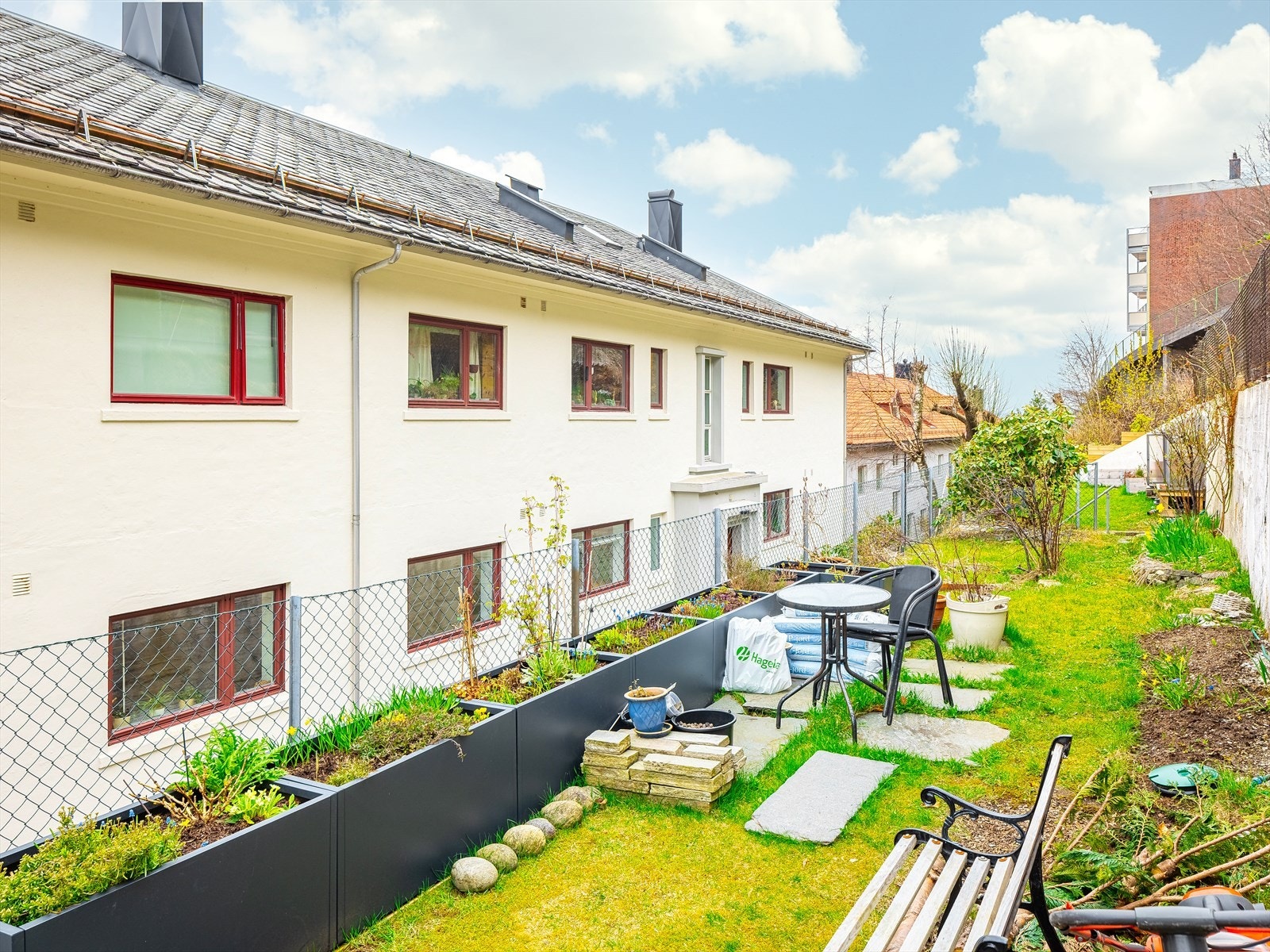 Fin felles uteplass på baksiden der det også er mulighet for dyrking av grønnsaker Galleribilde