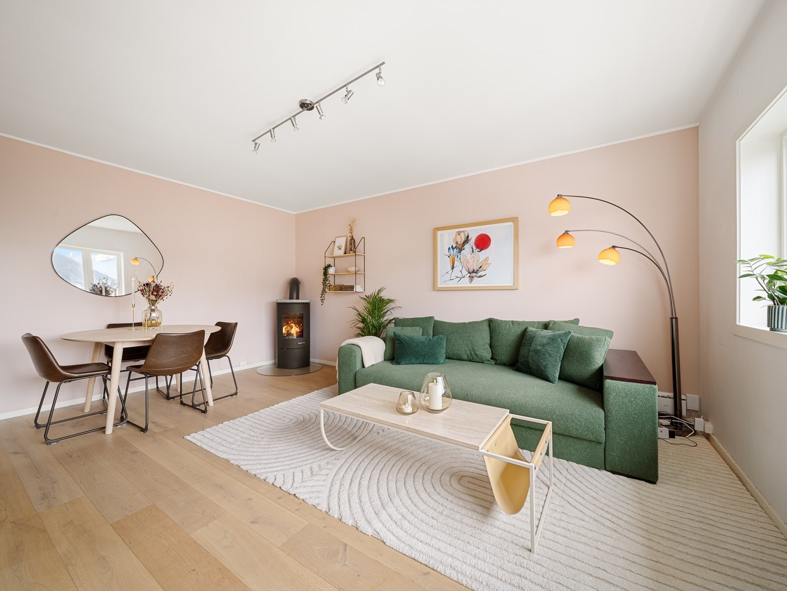 En vedovn i stuen tilfører både varme og koselig atmosfære Galleribilde