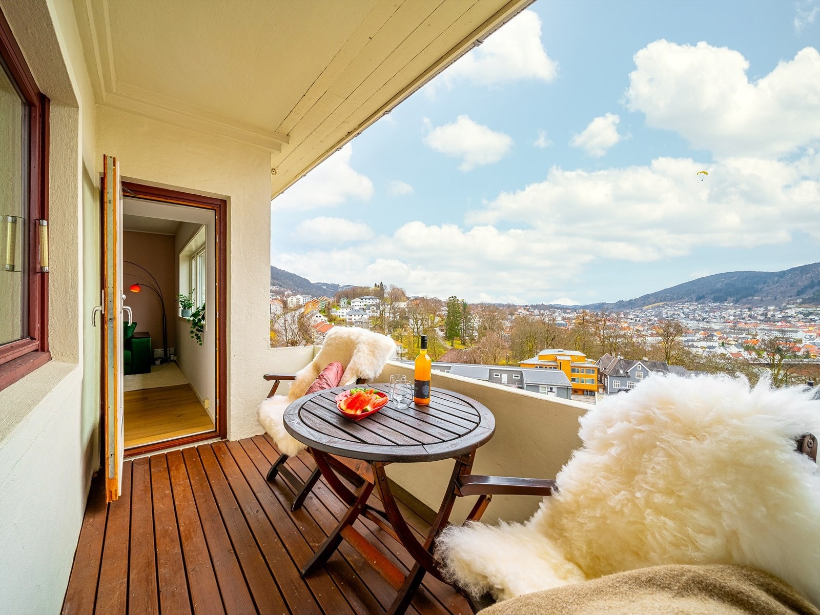 Fra stuen er det utgang til en solrik balkong på ca. 6 m², hvor du kan sitte helt usjenert og nyte både solforholdene og utsikten Galleribilde