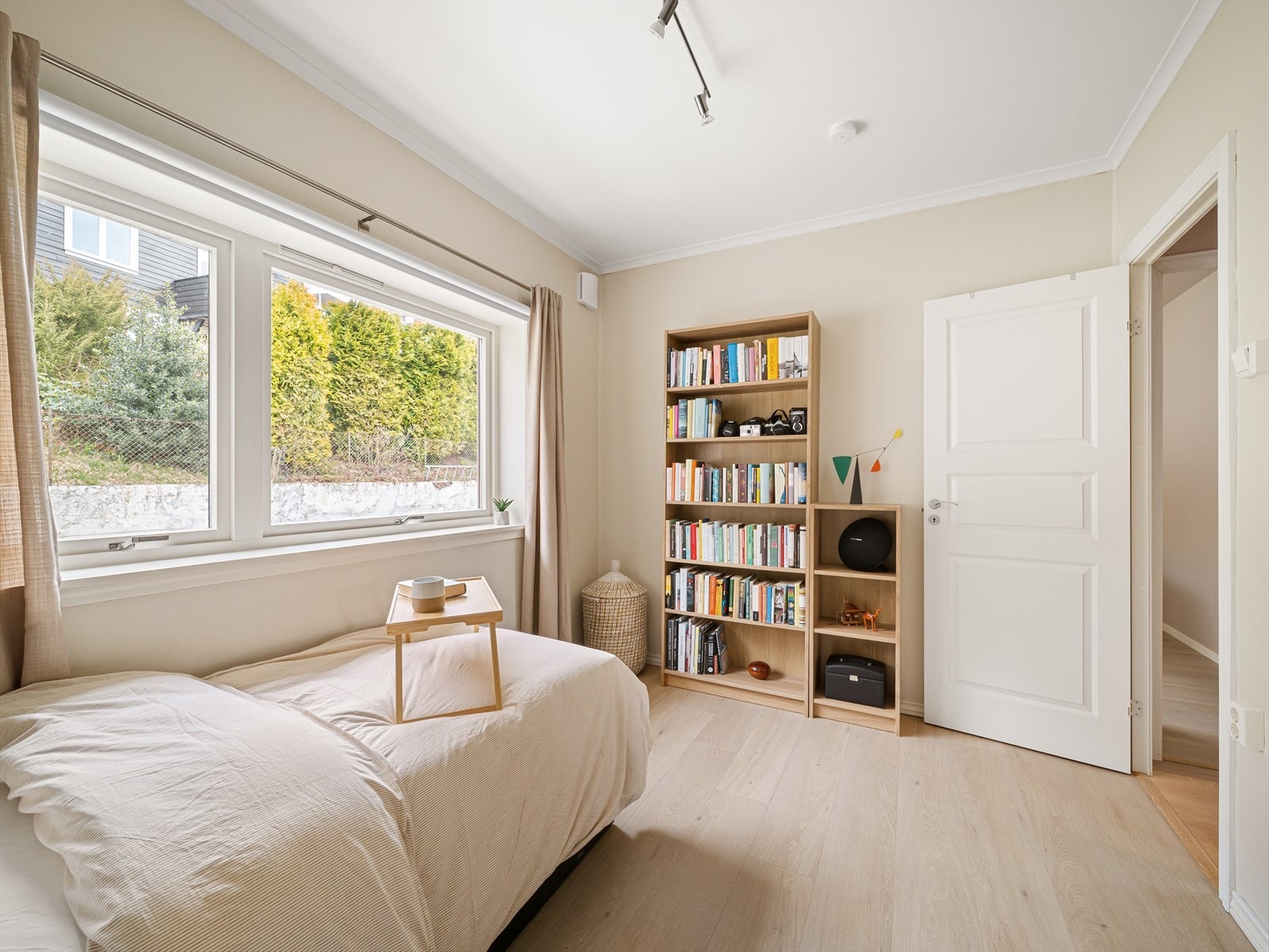 Her er det god plass til både seng og ønsket møblering Galleribilde