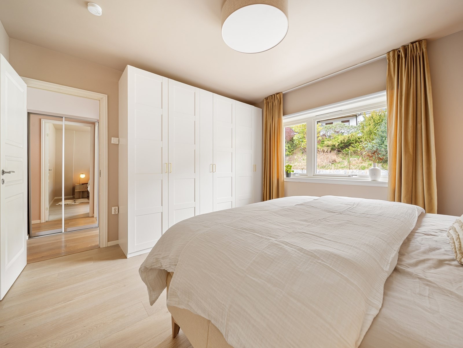 Leiligheten har to soverom, begge plassert praktisk ved siden av hverandre Galleribilde