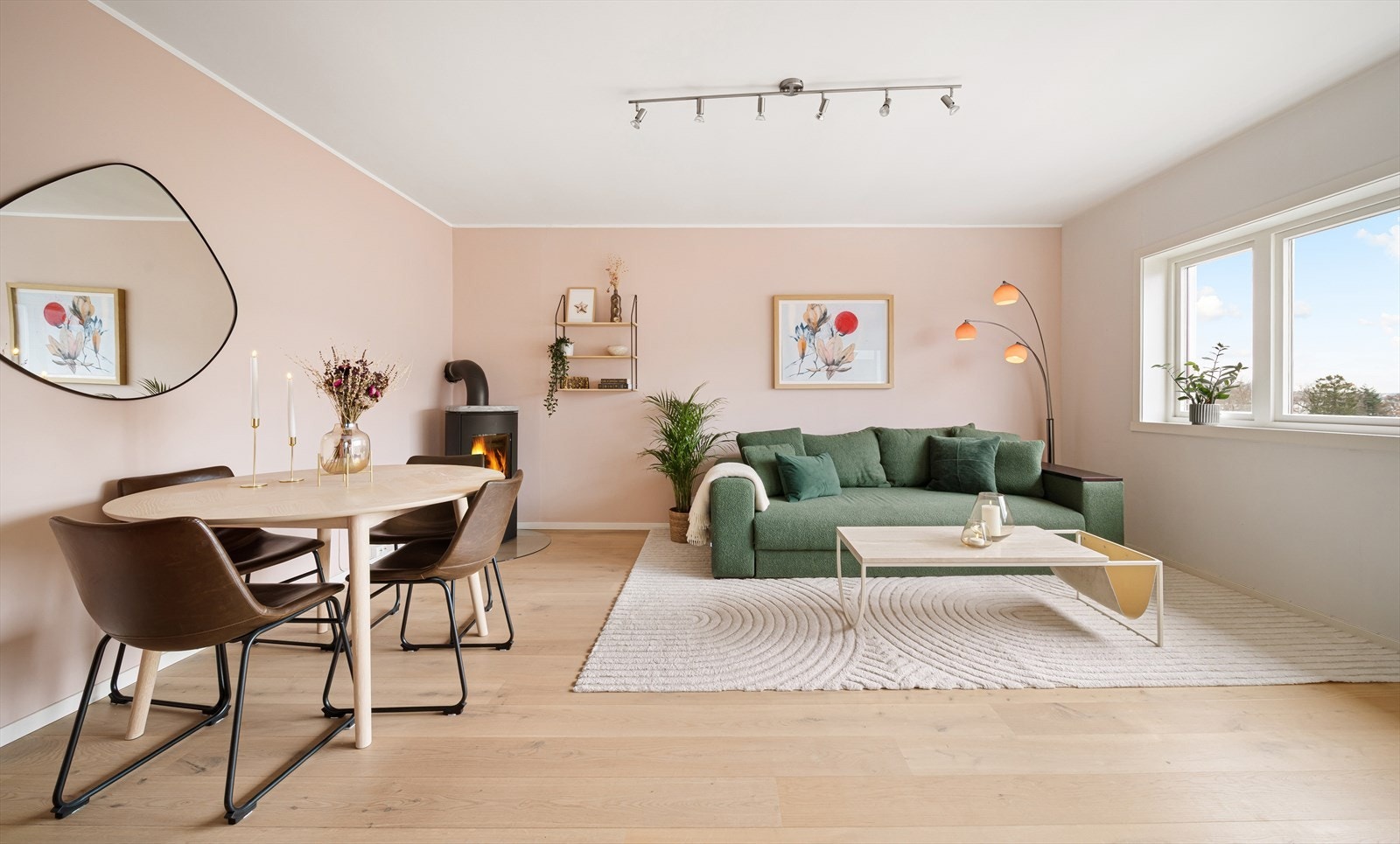 Leiligheten har lyse farger, et pent 1-stavs parkett fra 2017 og fremstår som moderne og velholdt Galleribilde