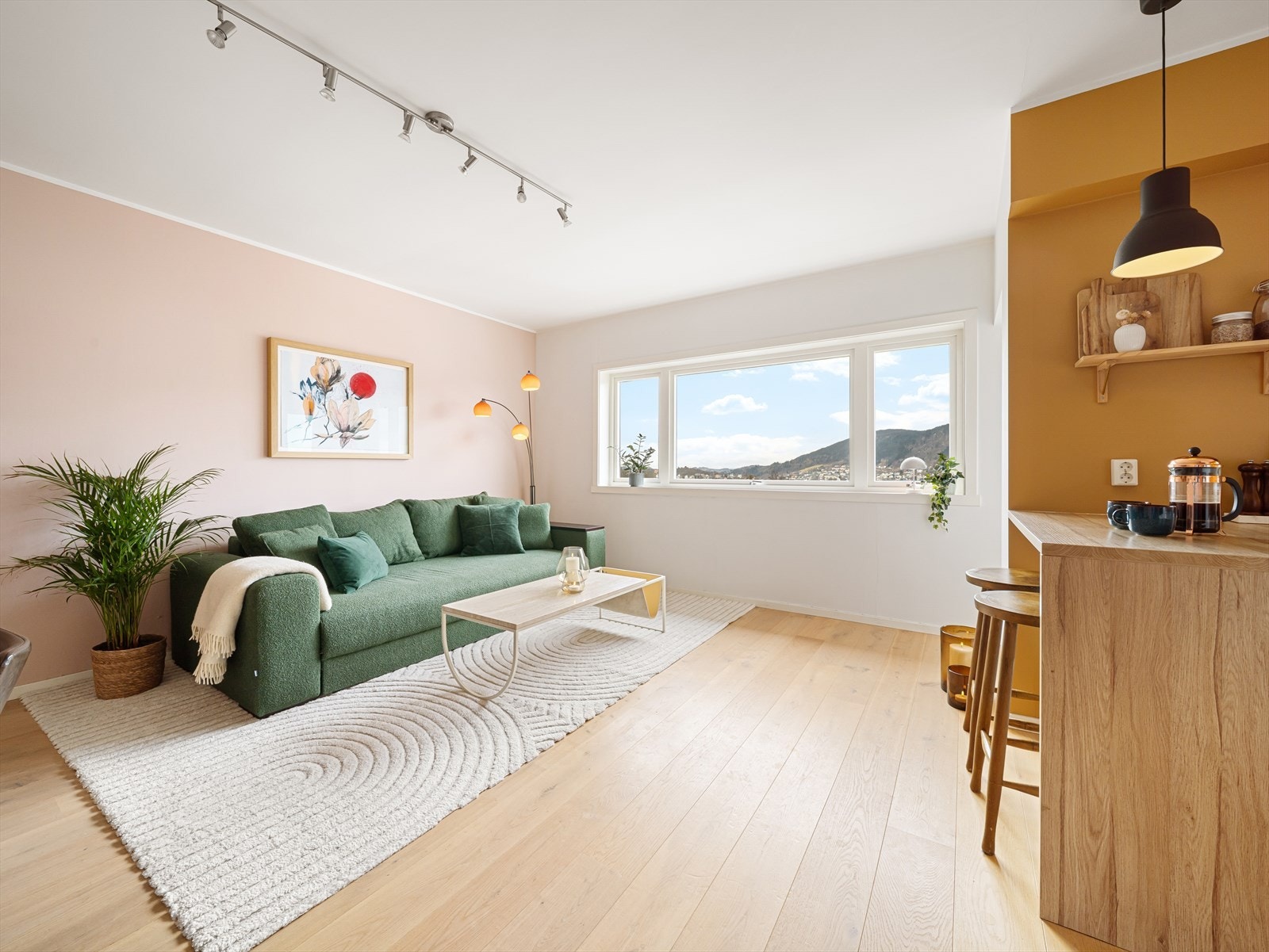 Her kan du lene deg tilbake i sofaen eller ta plass på balkongen for å virkelig nyte omgivelsene Galleribilde