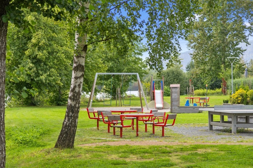 Lekeplass i elveparken like i nærheten. Galleribilde