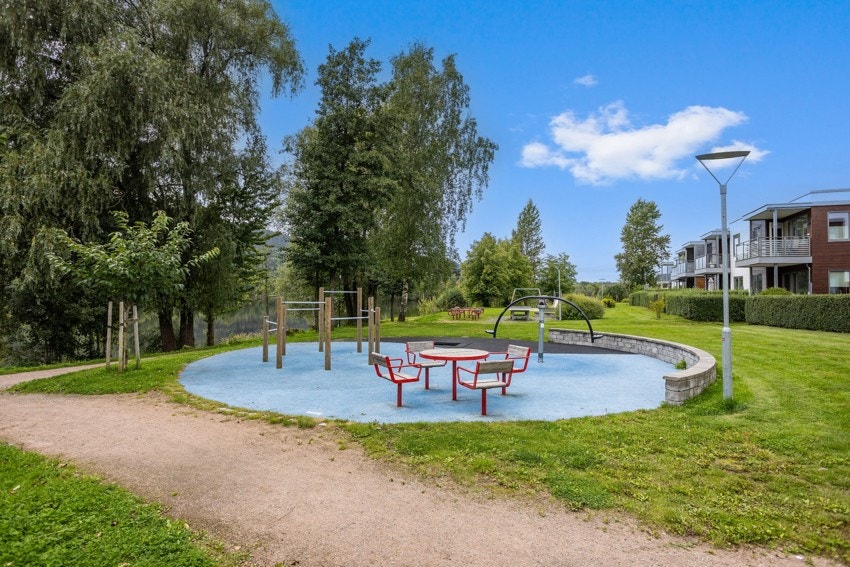Frodige fellesarealer, pent opparbeidet med beplantning og lekeplasser helt ned til vannet. Galleribilde