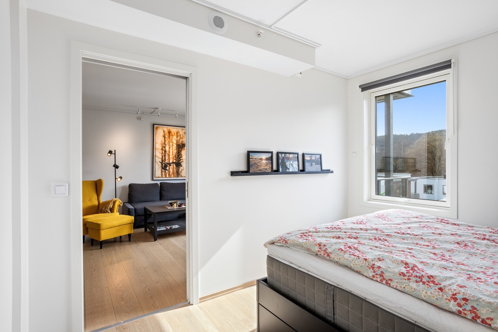 Plassbesparende skyvedør mellom stue og soverom. Galleribilde