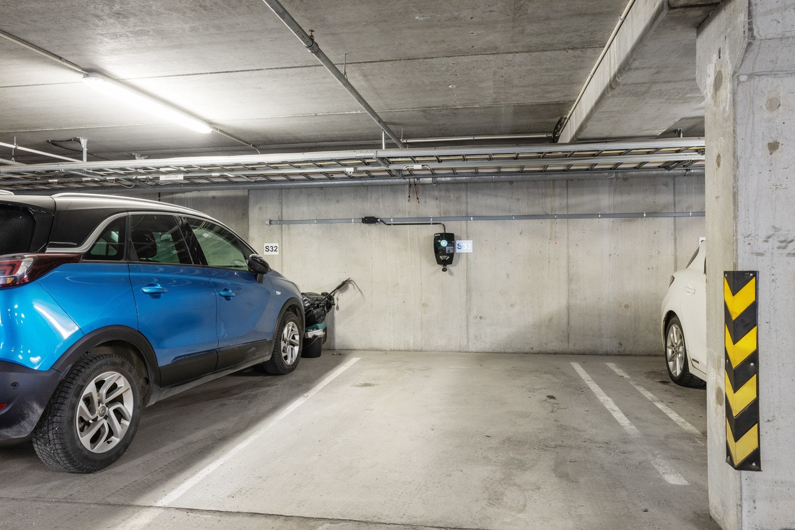 Parkering på oppstillingsplass i felles garasjeanlegg. Galleribilde