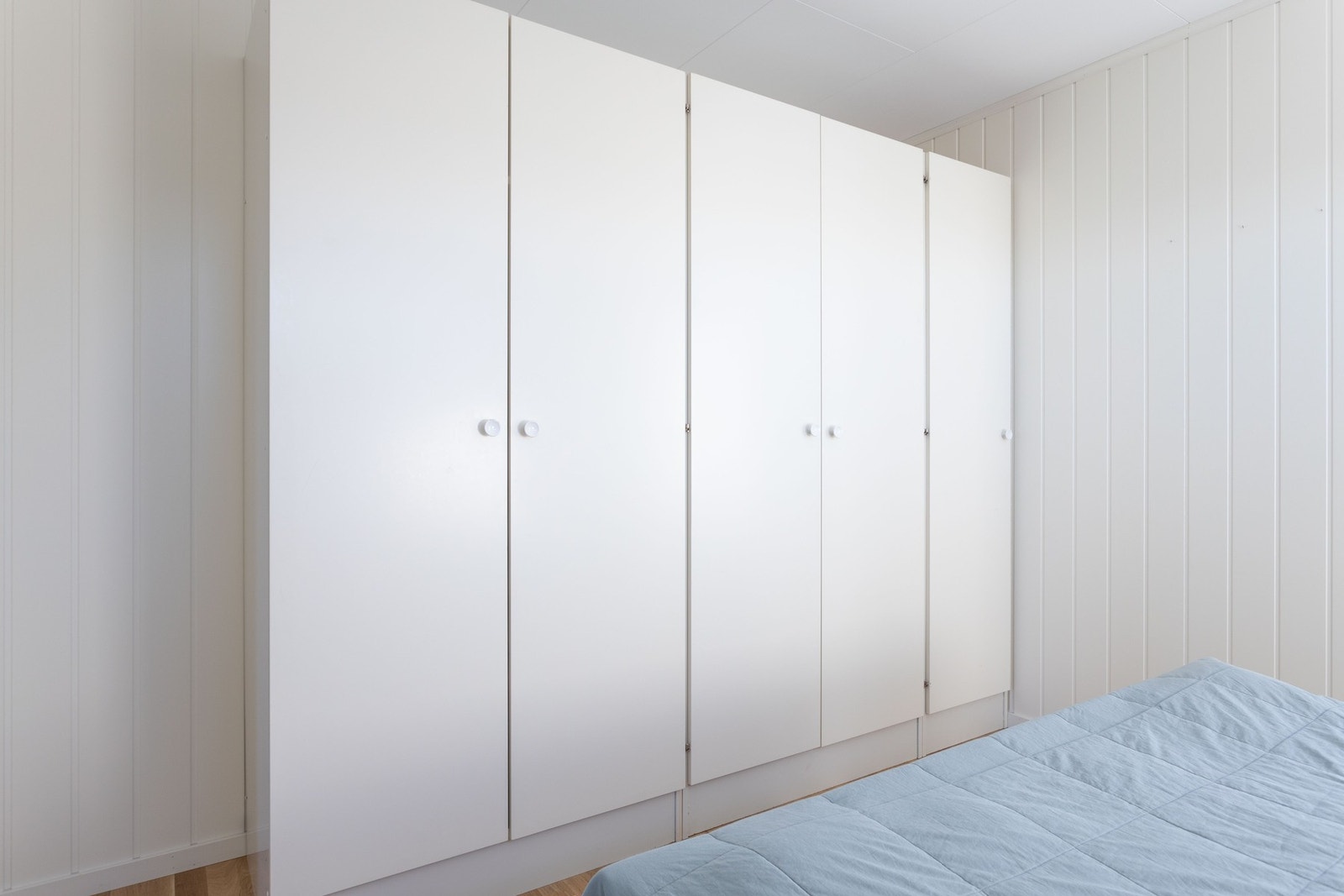 Soverommet er utstyrt med garderobeskap Galleribilde