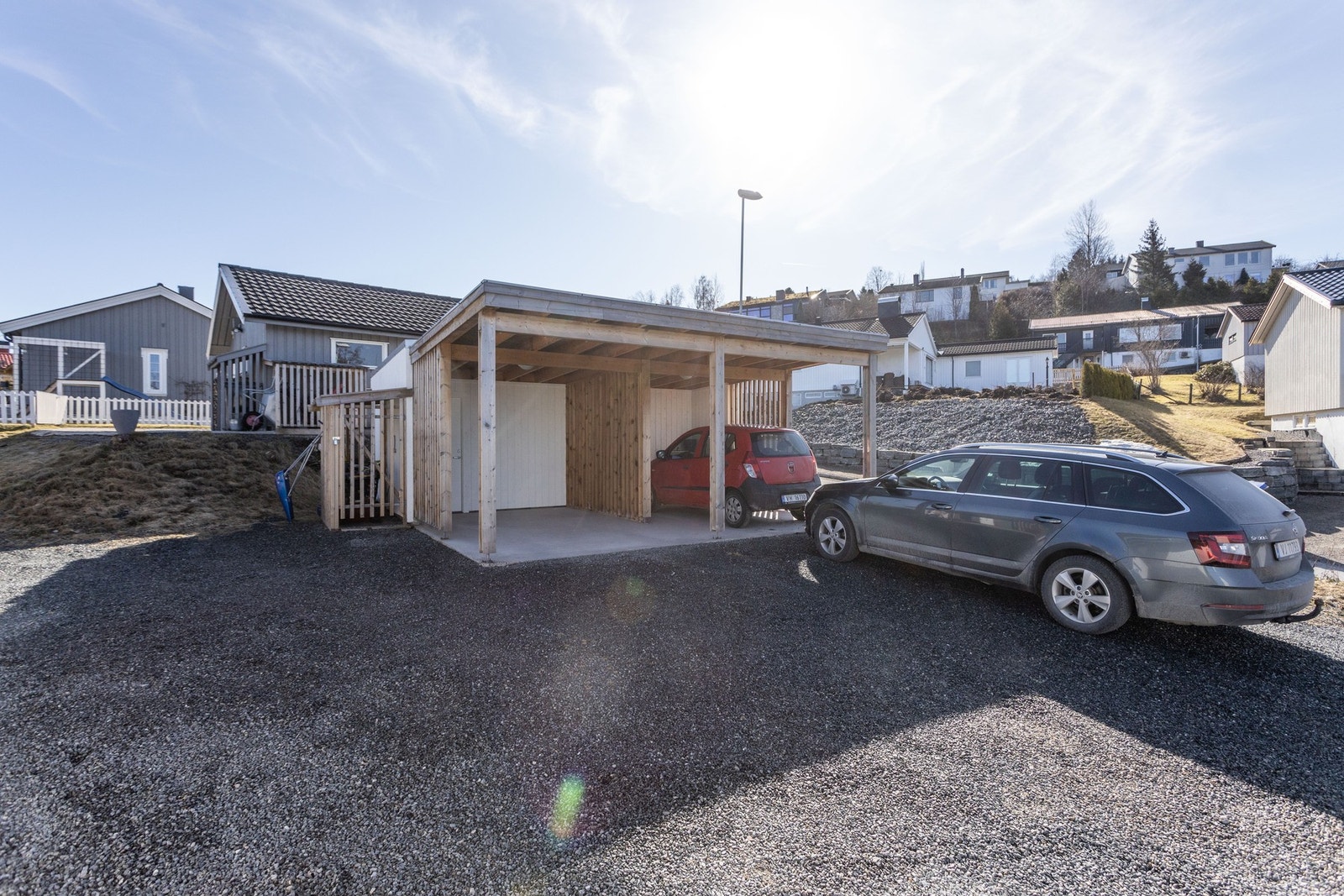Carport med bod i bakkant Galleribilde