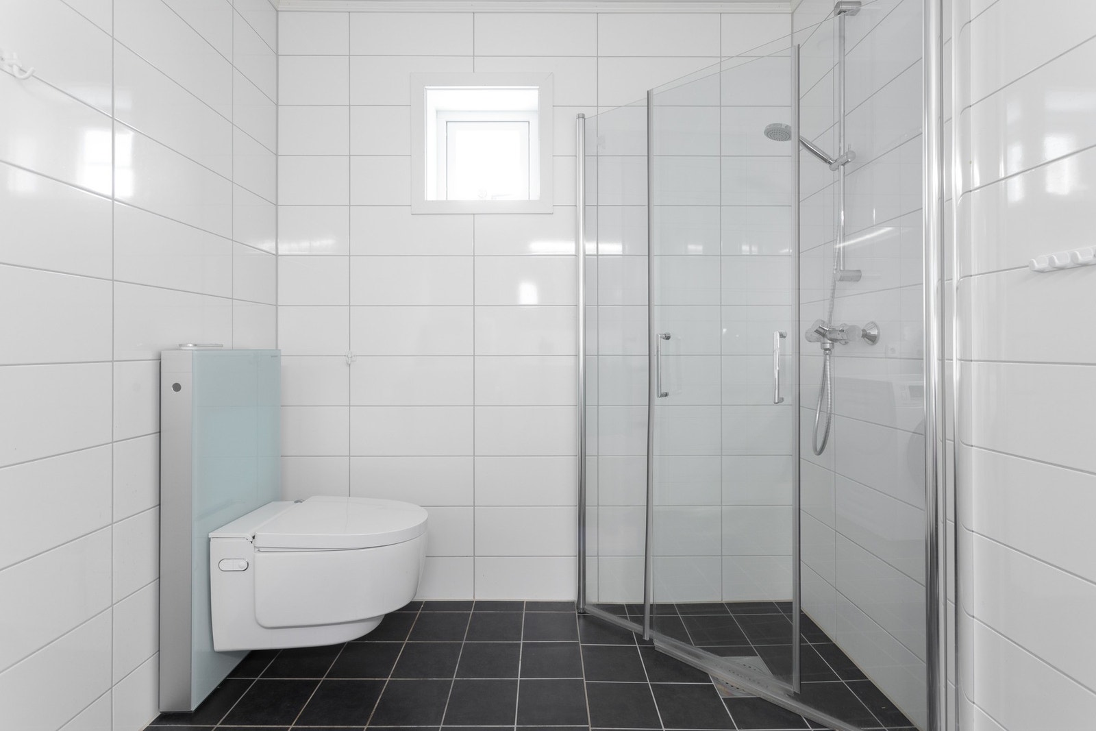 Innredet med servantskap, WC, dusjhjørne, opplegg for vaskemaskin og varmtvannsbereder Galleribilde