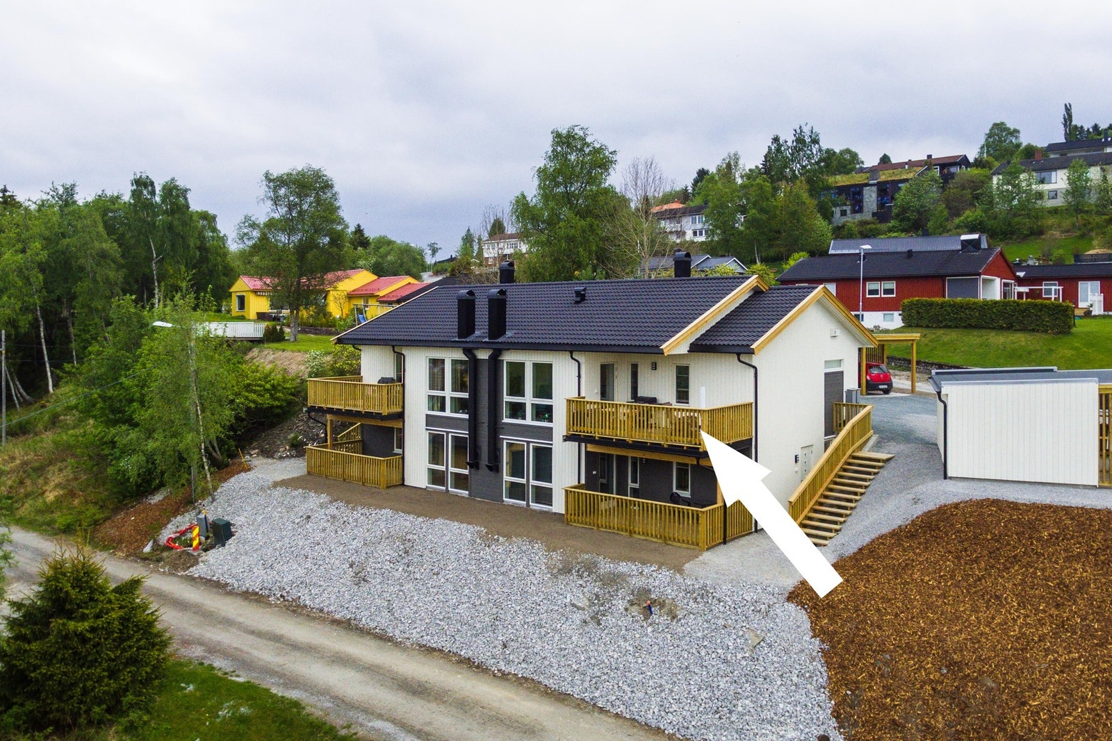 Sentralt, med kort vei til sentrum og til skoler og idrettsanlegg på Guldbergaunet. Galleribilde