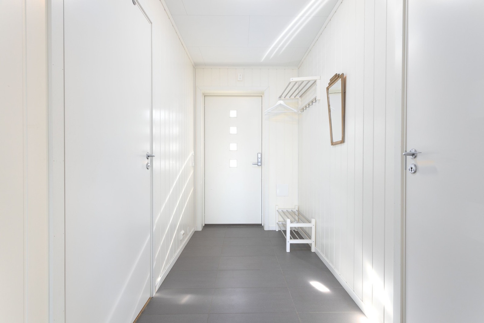 Entré - 5 kvm, flislagt gulv med varme Galleribilde