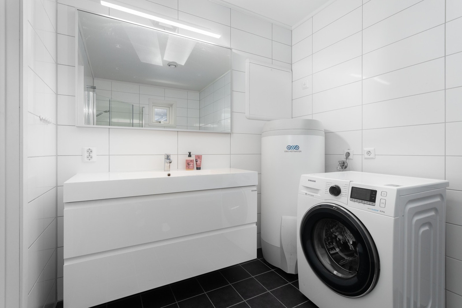 Bad/vaskerom - 6,5 kvm, flislagt med gulvvarme Galleribilde