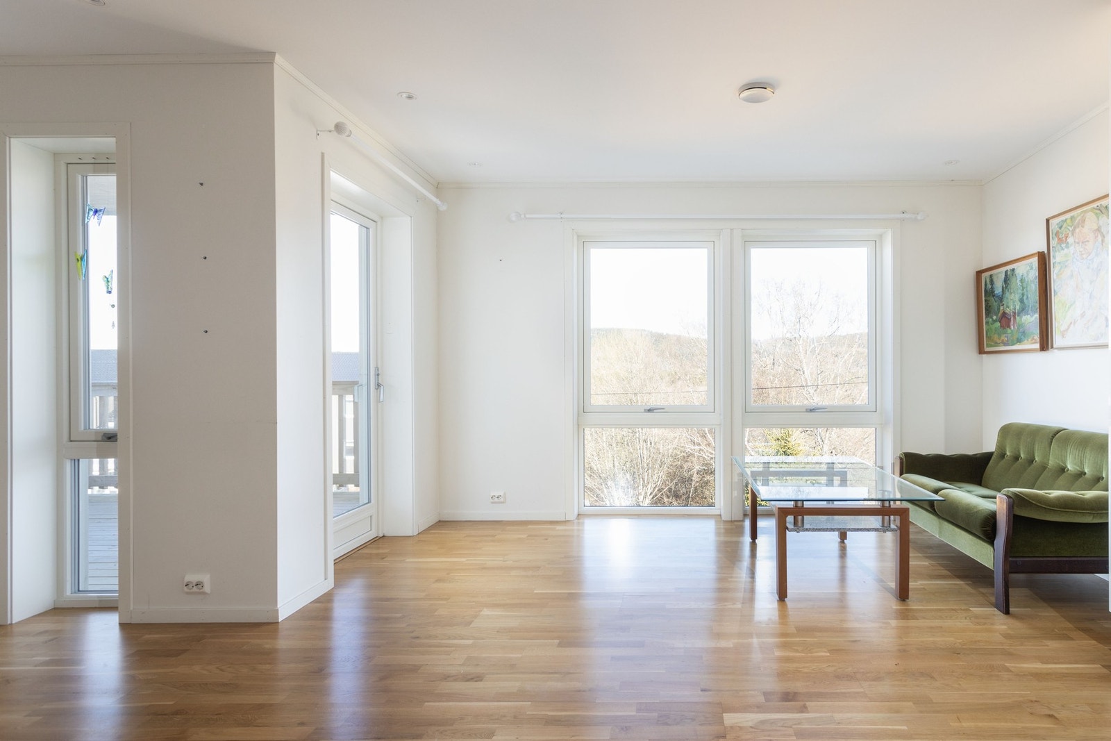 Hyggelig stue med store vindu som gir godt med dagslys inn i rommet! Galleribilde