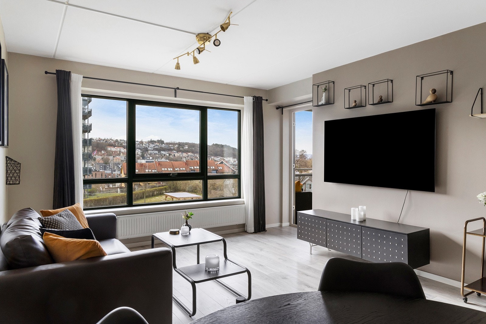 Laminat på gulv og malte slette vegger Galleribilde