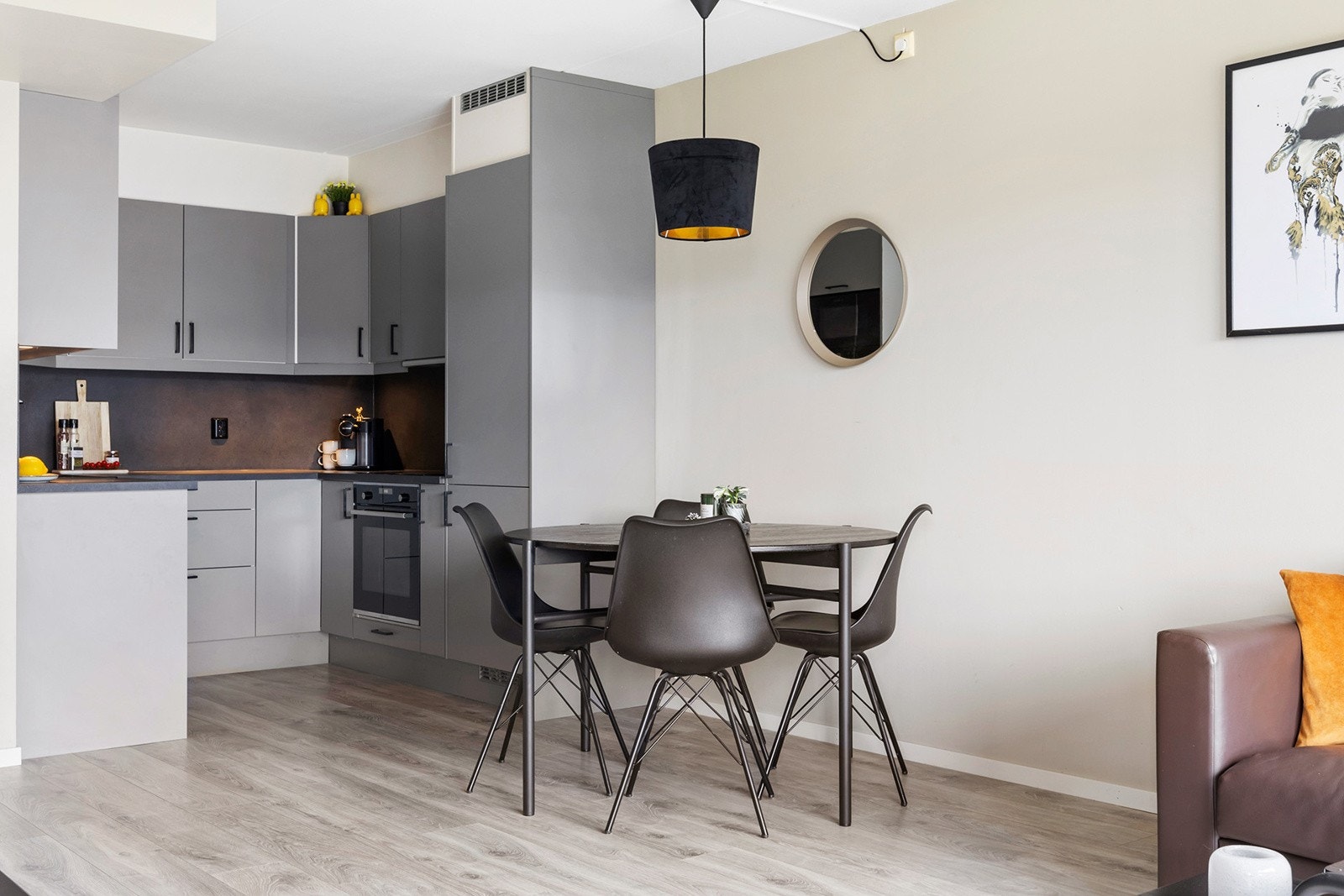 Fin plass til spisebord mellom stue og kjøkken Galleribilde