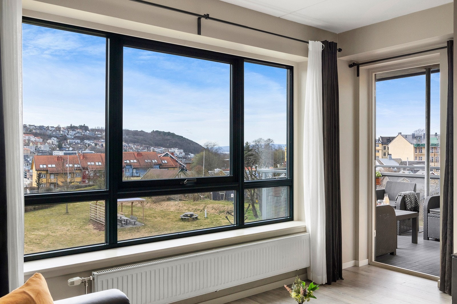 Stuen har store vindusflater som slipper inn rikelig med naturlig lys Galleribilde