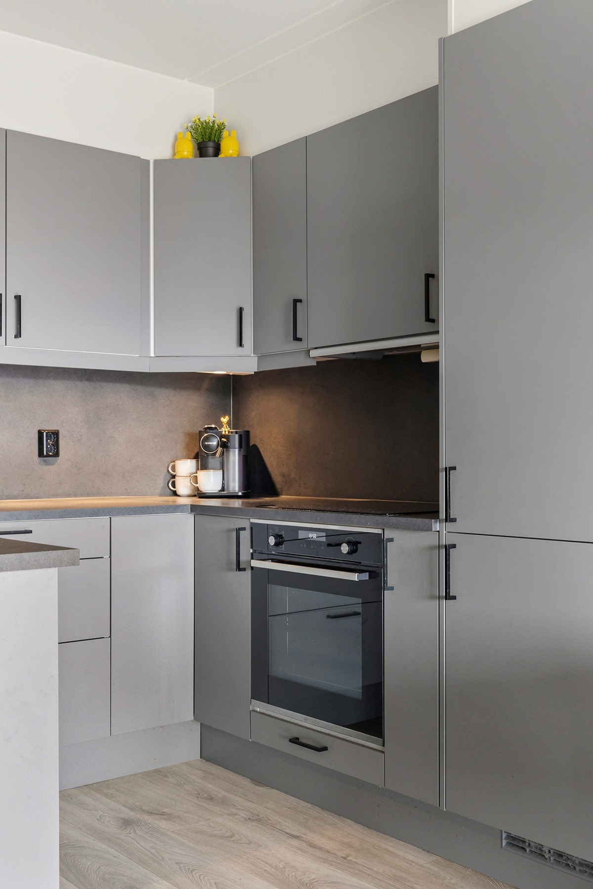 Kjøkkenet har integrert kjøl/fryseskap, komfyr, koketopp og mikrobølgeovn Galleribilde