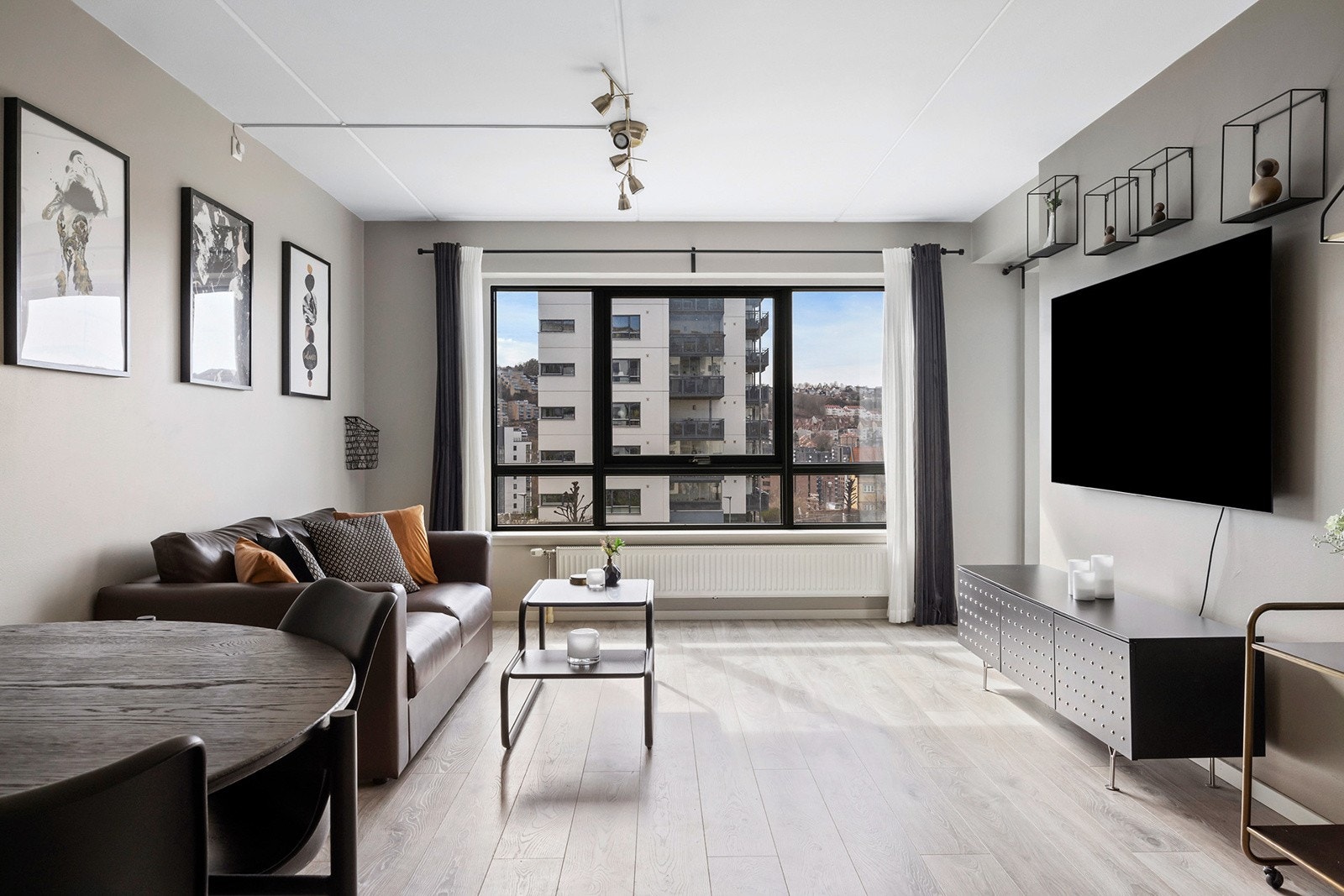 Stue med plass til både sofa og spisebord Galleribilde