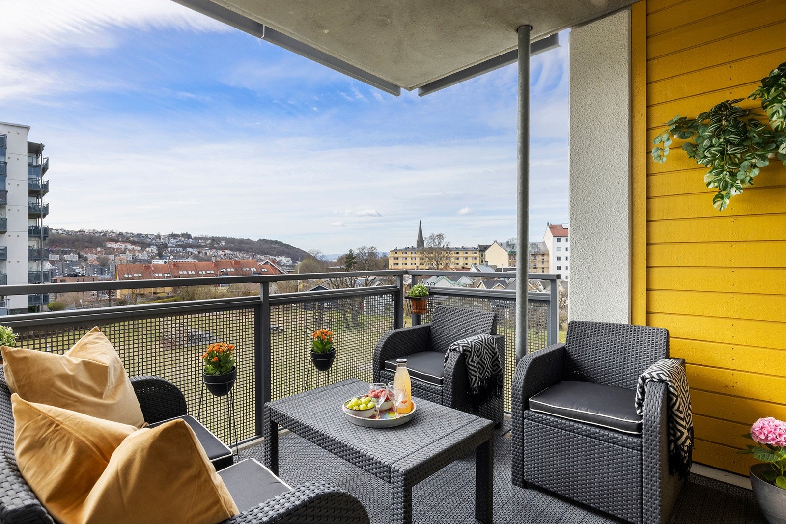 Idyllisk beliggenhet med utsikt over kolonihager. Gode solforhold Galleribilde