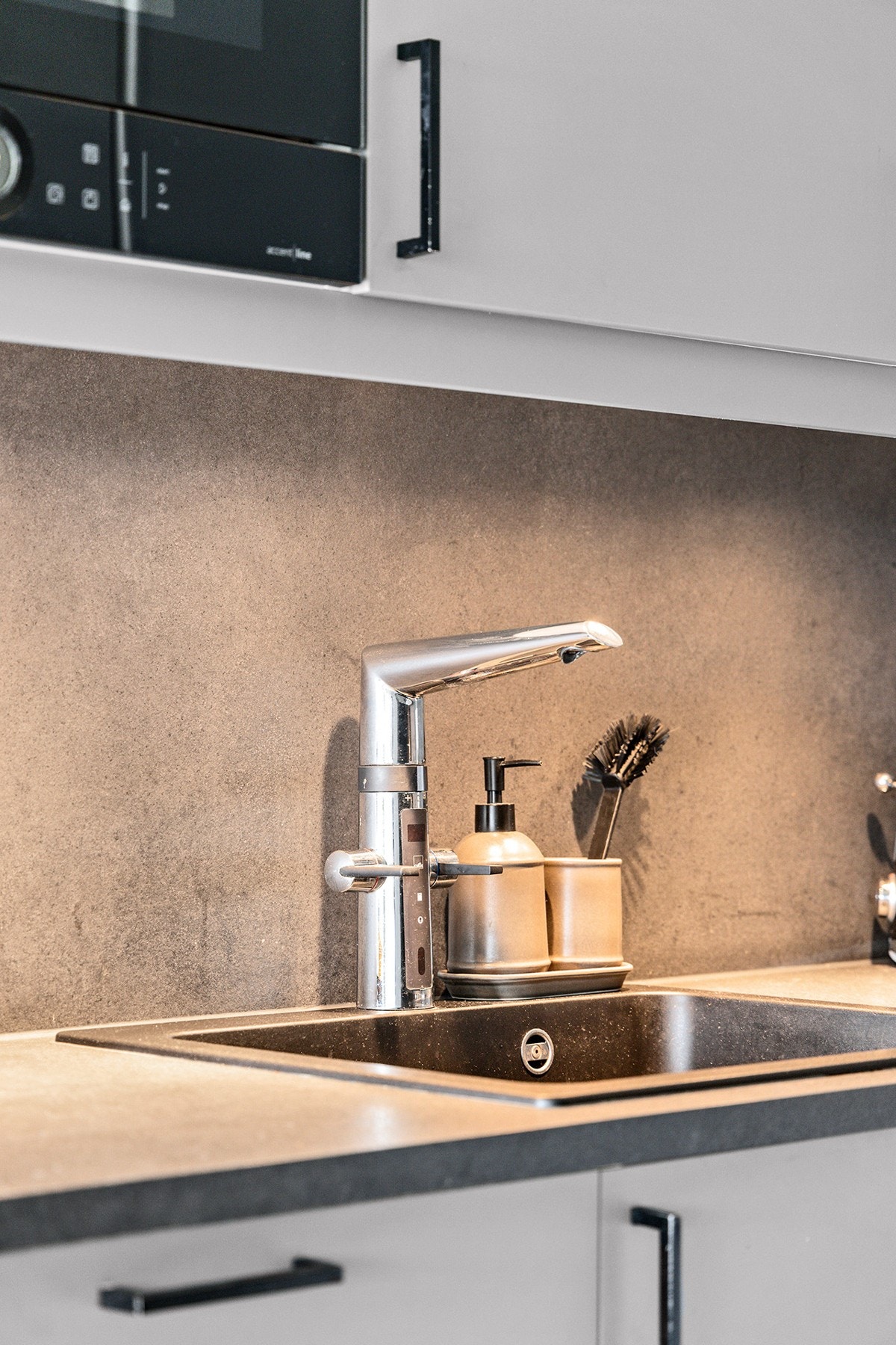 Kjøkken med slette fronter og laminat benkeplate Galleribilde