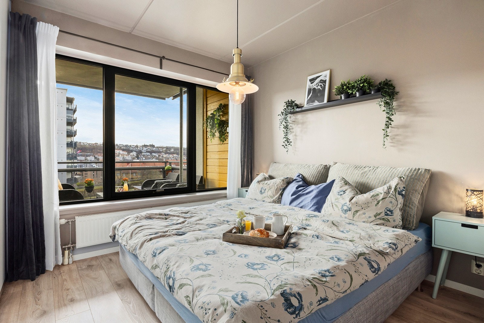 Soverom med god plass til dobbeltseng Galleribilde