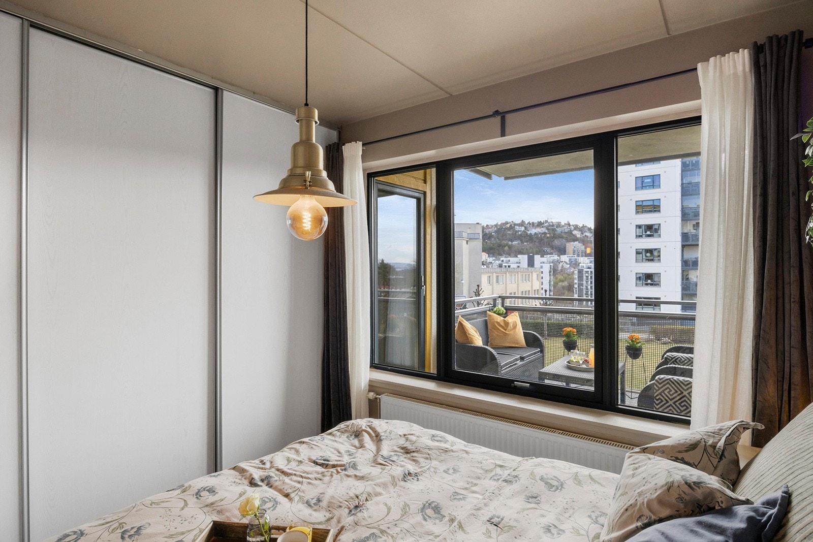 Soverommet er utstyrt med garderobeskap Galleribilde