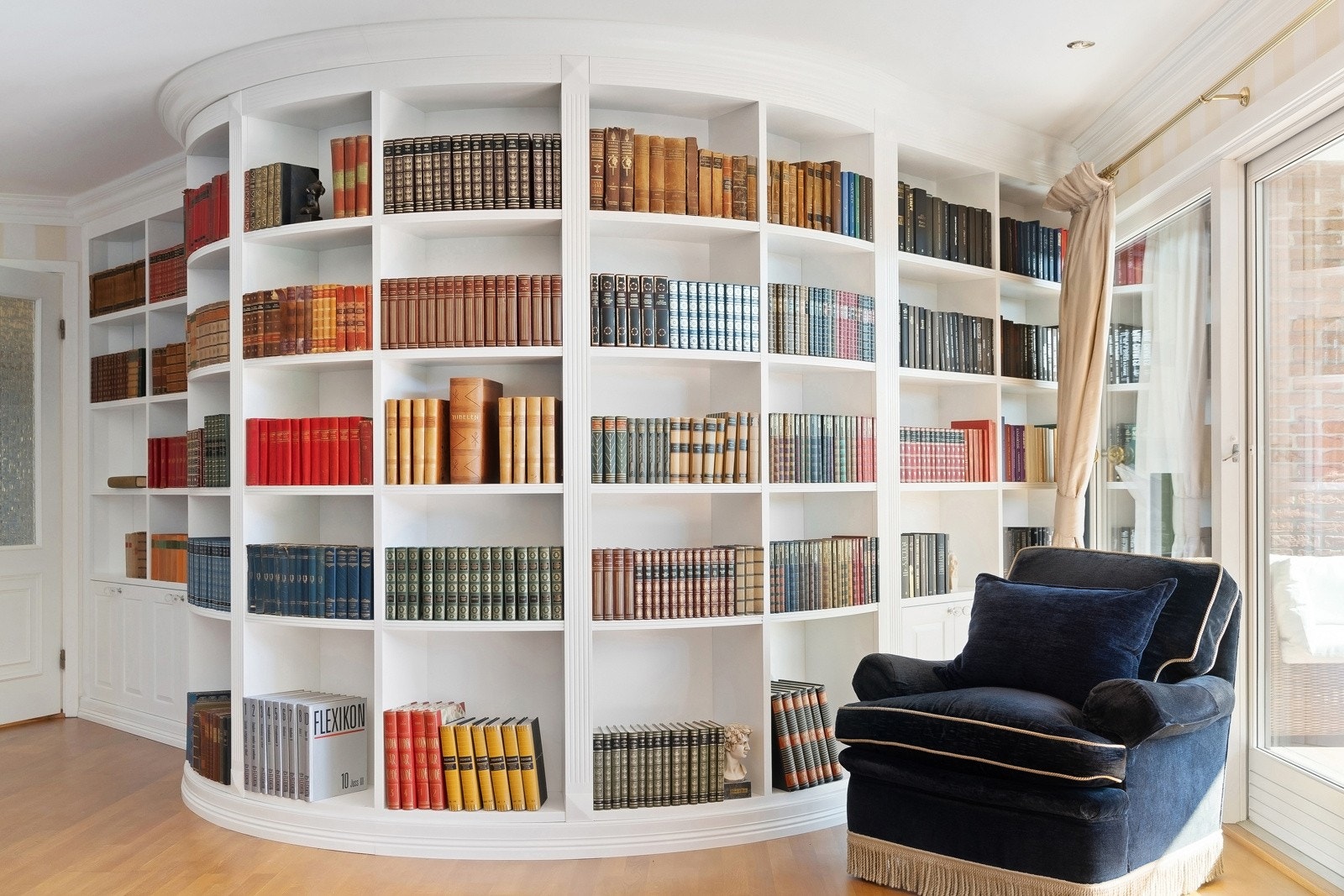 Stuen har en meget pent plassbygget bokhylle fra Elén Møbelstudio. Galleribilde